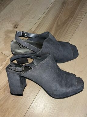 NWOT WORTHINGTON Gray Suede Open-Toe Block Heel Sandals